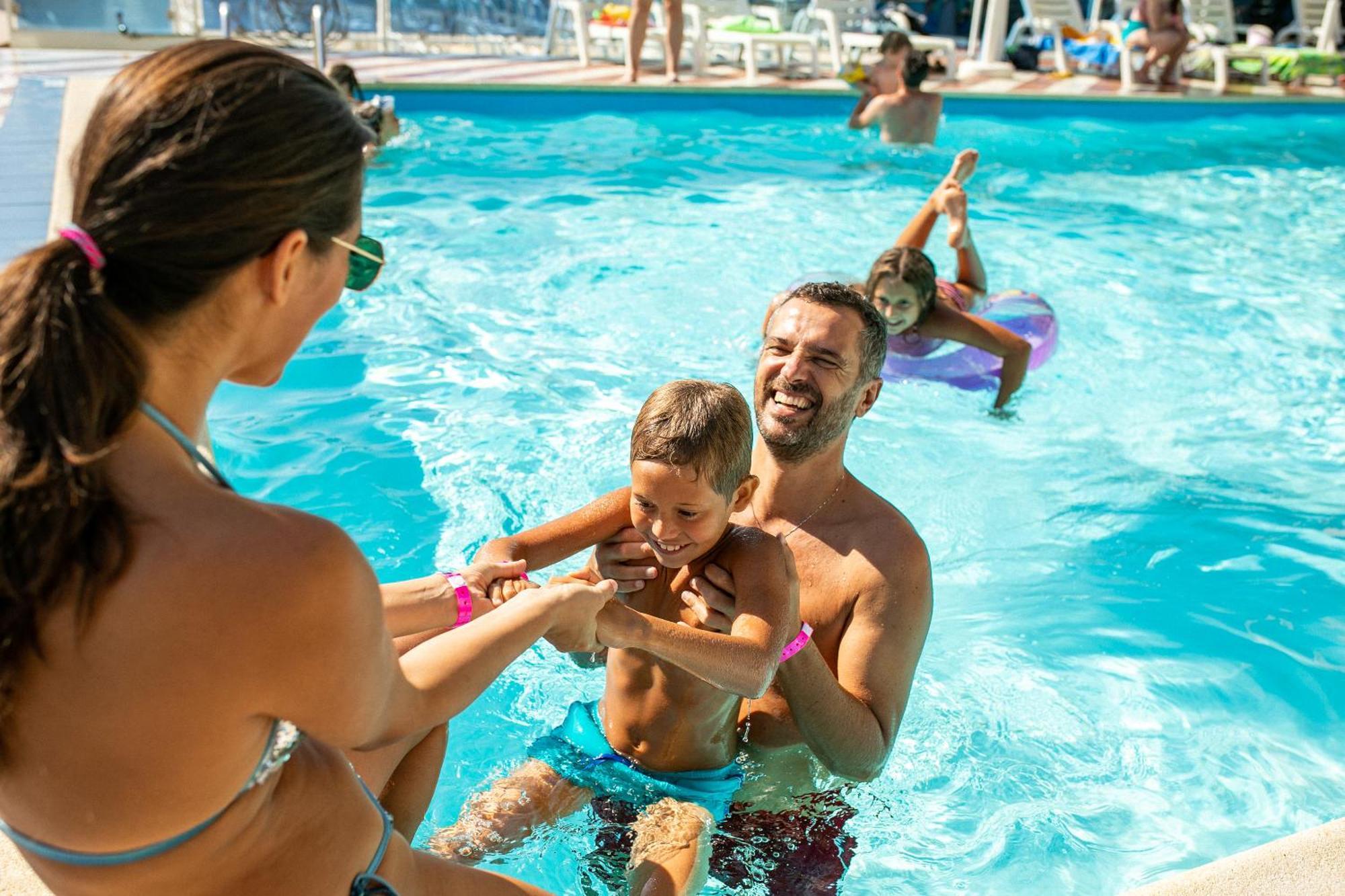Bikini Tropicana Family Hotel Lido Di Savio Eksteriør billede