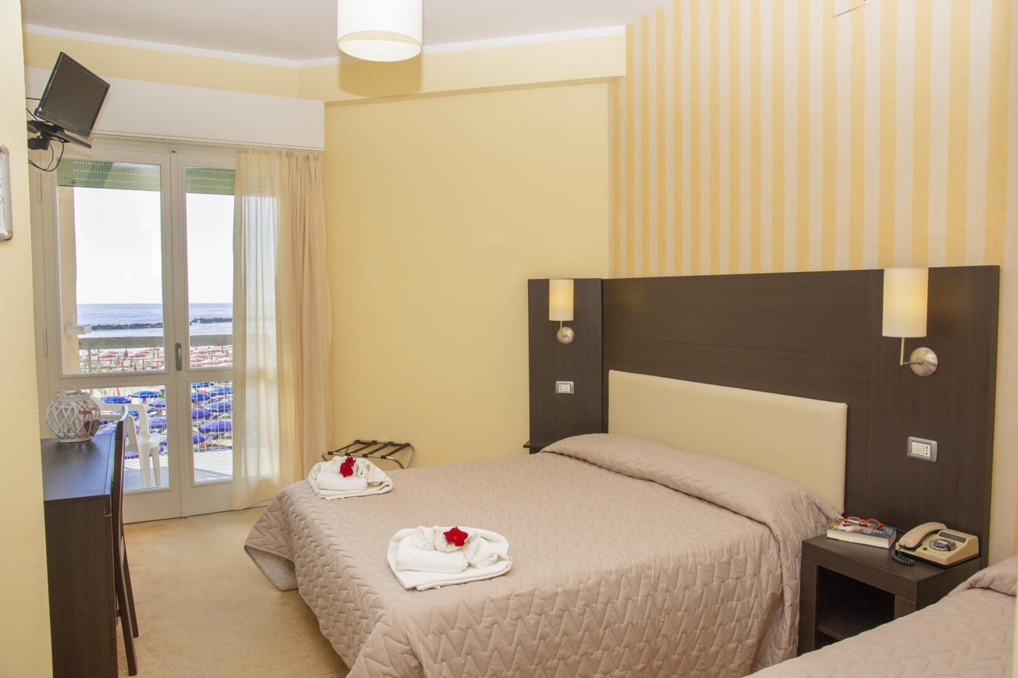 Bikini Tropicana Family Hotel Lido Di Savio Eksteriør billede